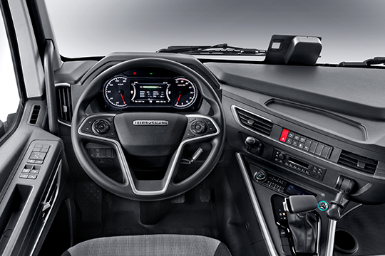 Vista interior de tractocamión eléctrico Maxus H6-490